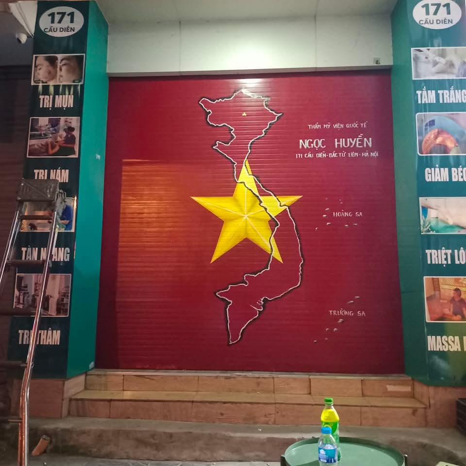 Vẽ tranh tường 2D cờ tổ quốc trang trí cửa cuốn