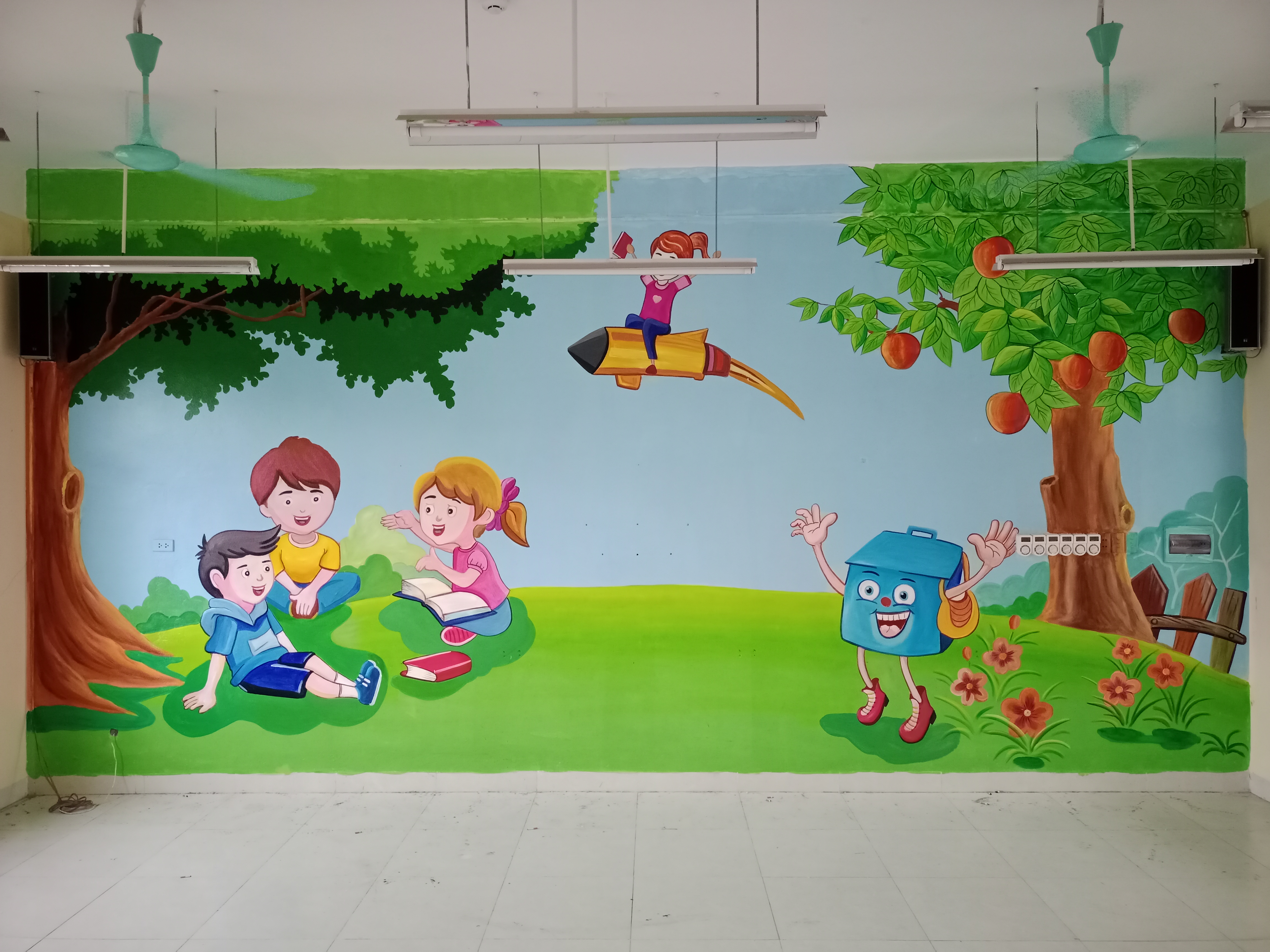 Vẽ tranh tường trang trí lớp học cho bé