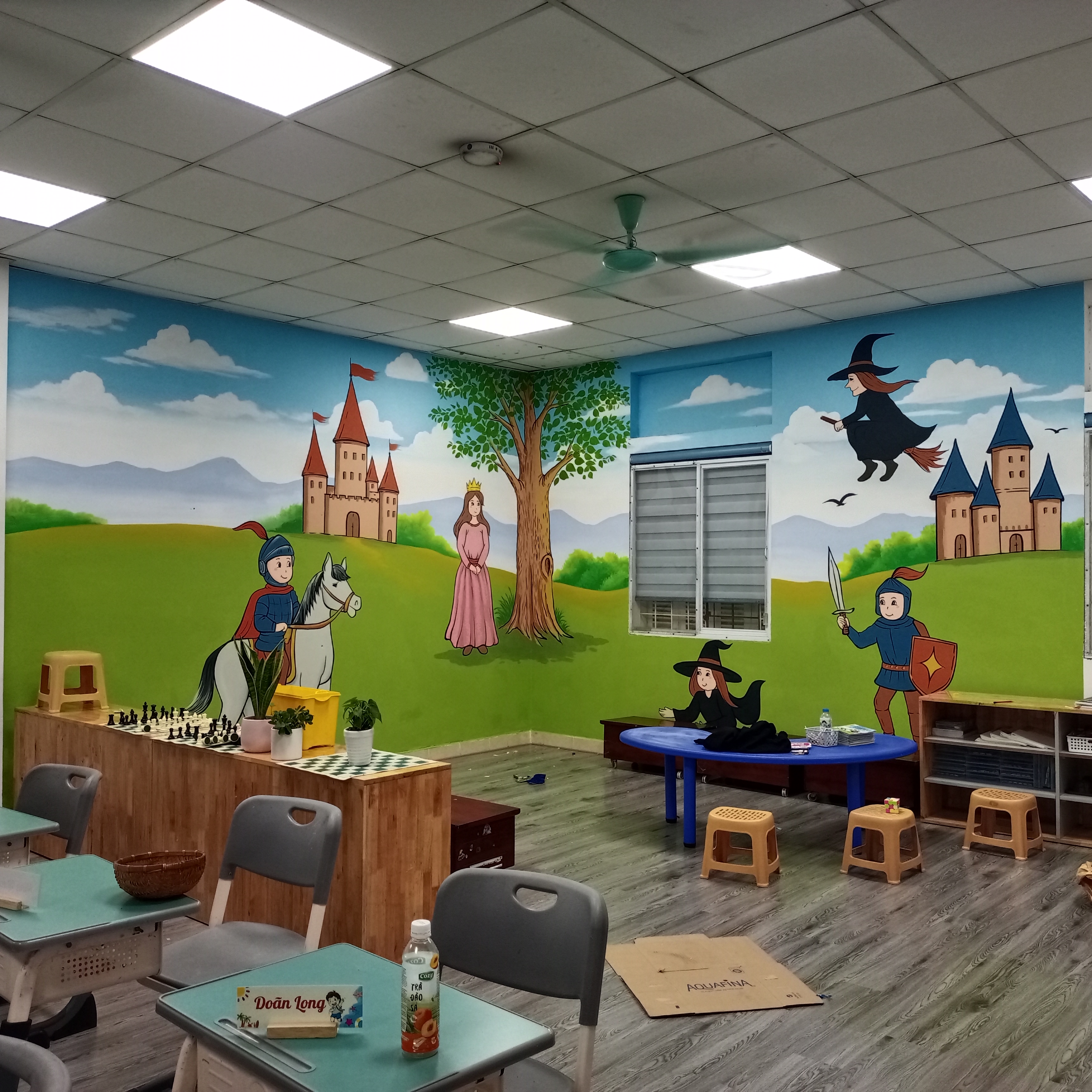 Vẽ tranh tường trang trí không gian lớp học đẹp